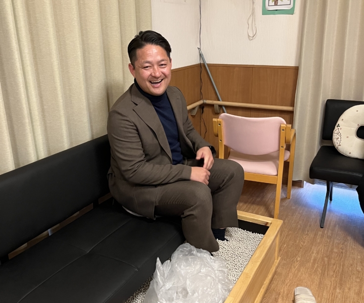 足湯に、はしゃいでます。